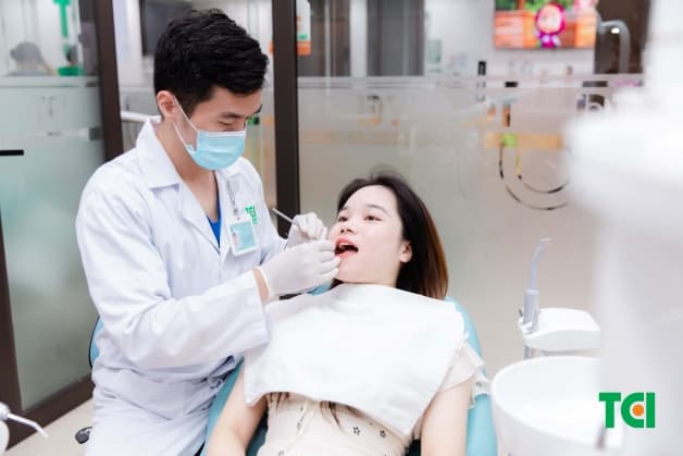 Thực hiện bọc răng sứ của Đức