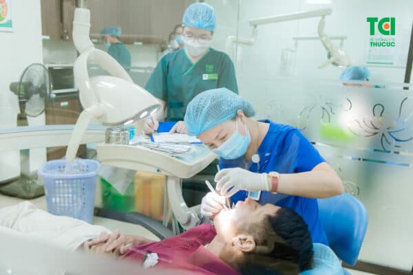 Gắn răng sứ lên trụ implant và lên lịch tái khám