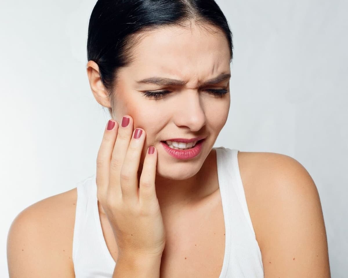 Hướng dẫn khắc phục tình trạng bọc răng sứ xong bị đau