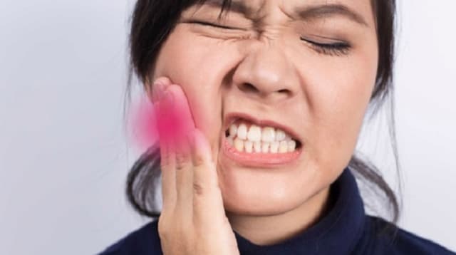 Nguyên nhân và cách xử trí khi bọc răng sứ xong nhai bị đau