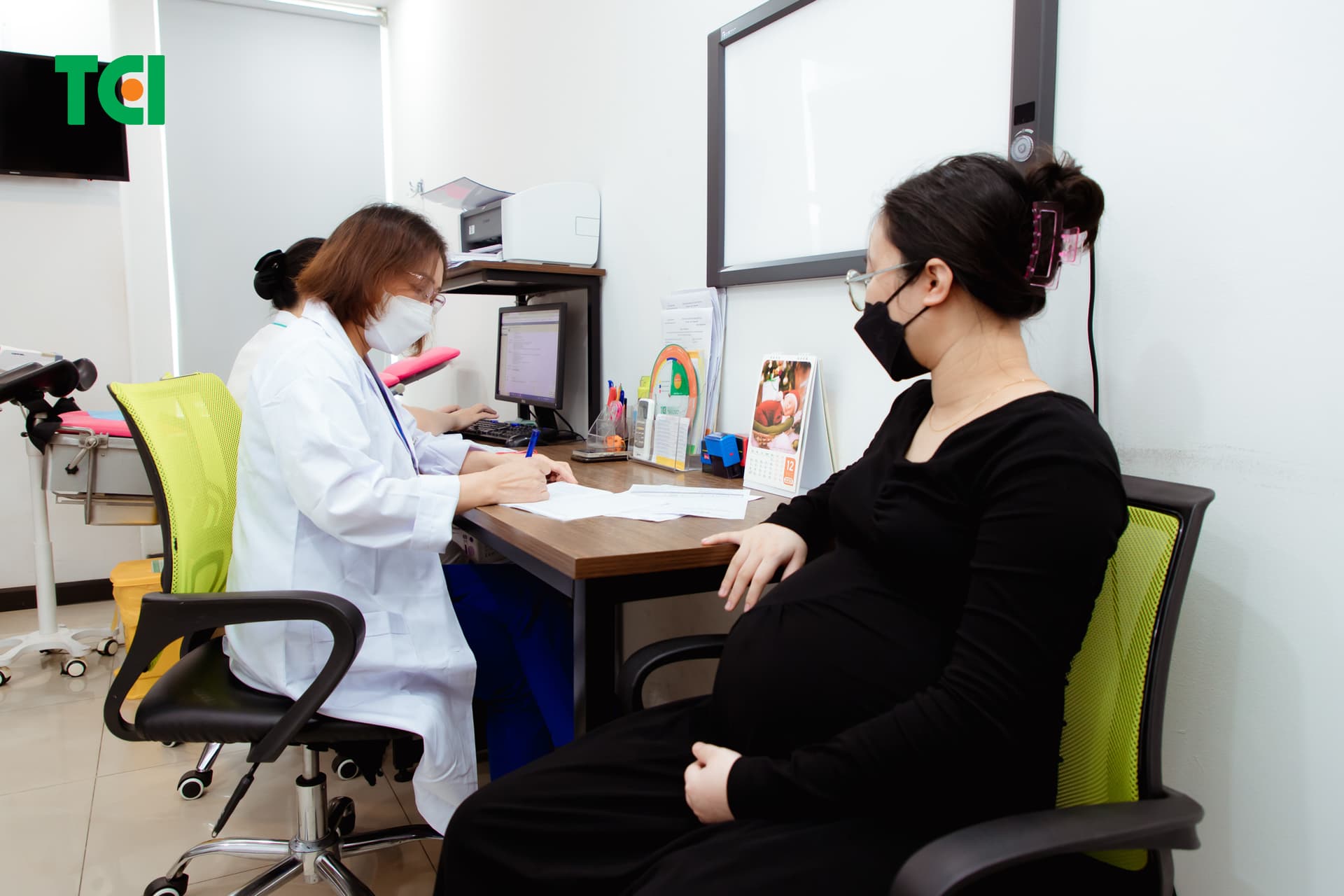 Mẹ bầu sẽ trải qua các giai đoạn sốt xuất huyết cơ bản: giai đoạn sốt, giai đoạn nguy hiểm, giai đoạn hồi phục