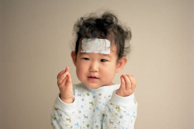 các triệu chứng sau tiêm vacxin có thể gồm: sốt, sưng đau vết tiêm,..sau tiêm.