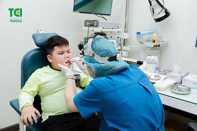 cách chữa hóc xương ếch là khám bác sĩ