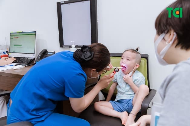 Thăm khám sớm cũng là cách chữa trẻ bị cảm cúm