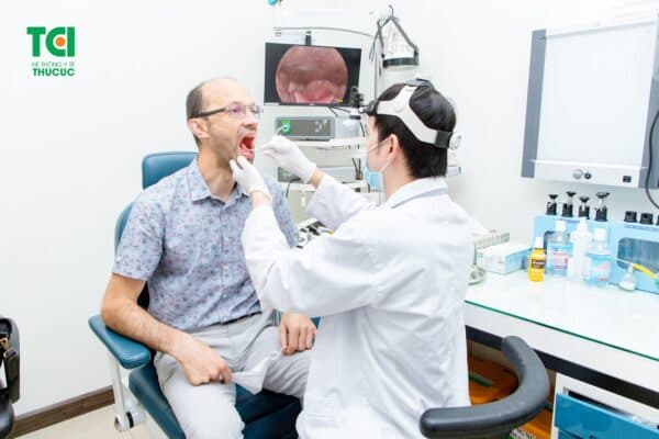 Đi khám bác sĩ được hỗ trợ chữa hóc xương