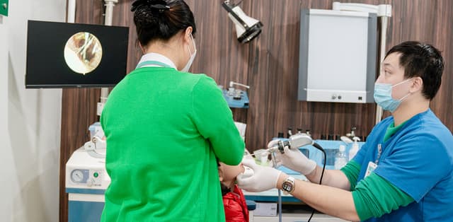 Hướng dẫn cách lấy dị vật trong mũi bé