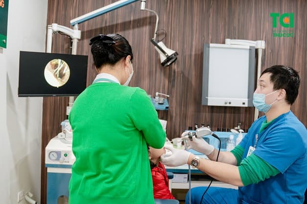 Cách lấy dị vật trong mũi bé tại TCI