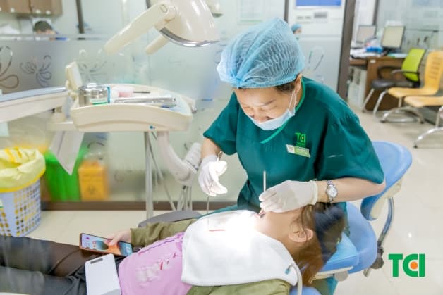 Định kỳ đưa trẻ đi làm sạch răng miệng tại nha khoa để phòng tránh các bệnh răng miệng