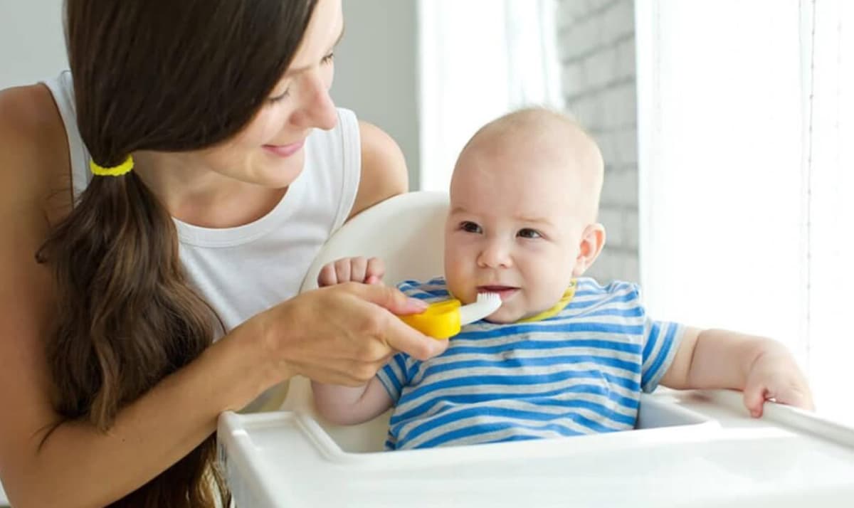 Mách cha mẹ cách chăm sóc răng cho bé 18 tháng