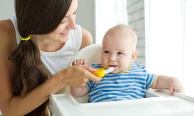 Mách cha mẹ cách chăm sóc răng cho bé 18 tháng