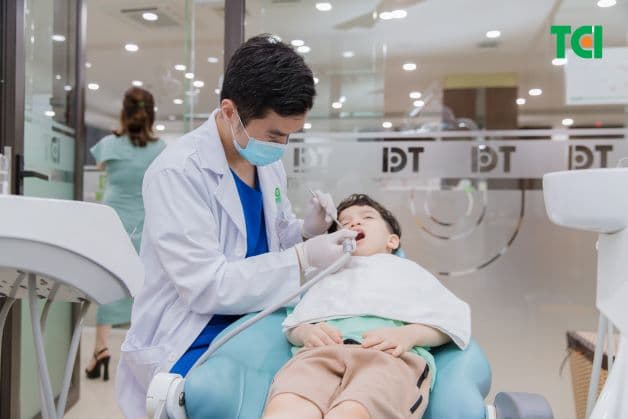 Nên cho bé đi khám nha sĩ thường xuyên để dễ dàng phát hiện các vấn đề răng miệng