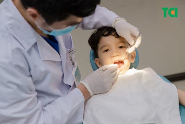 Chăm đưa trẻ đi nha sĩ để kiểm tra răng cũng là cách bảo vệ răng cho trẻ