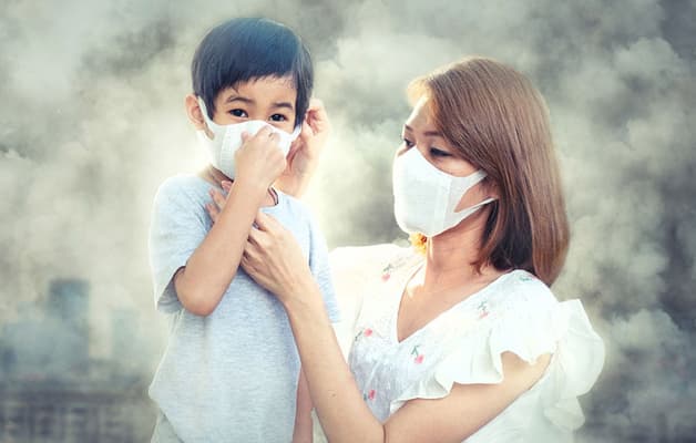 Khí hậu thay đổi thất thường cùng với tình trạng ô nhiễm môi trường do hoạt động sản xuất, phương tiện giao thông, thói quen hút thuốc… khiến số người mắc bệnh viêm phổi gia tăng đáng kể.