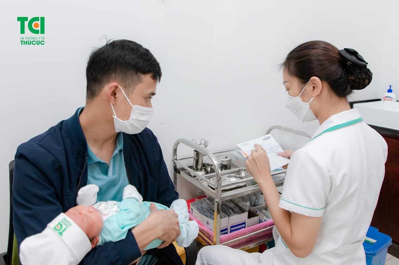 Để đảm bảo kháng thể mạnh mẽ chống lại vi khuẩn uốn ván thì trẻ cần được tiêm tổng cộng 5 mũi uốn ván