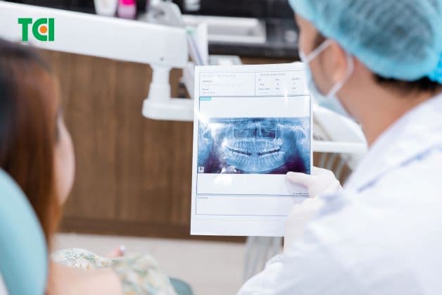 Đến nha sĩ để được tư vấn về hướng xử lý các vấn đề của răng khôn