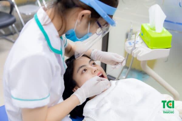 Nên lấy vôi răng tại nha khoa uy tín, đảm bảo an toàn