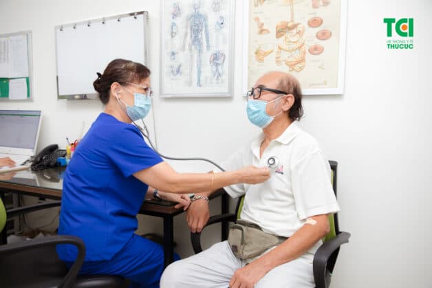 Thăm khám bệnh cúm A/H5N1.