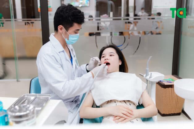 Nha sĩ kiểm tra và thực hiện các điều chỉnh cần thiết cuối cùng để đảm bảo veneer phát huy tốt tác dụng.