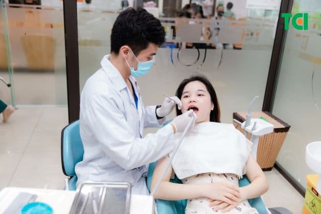 Với những trường hợp cao răng nhiều và khó lấy, nên đến các phòng nha để được xử lý