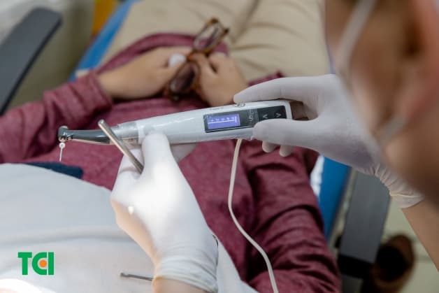 đặt thuốc điều trị tủy răng