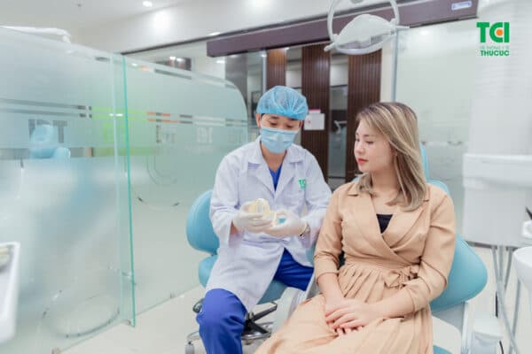 Bác sĩ chẩn đoán và lên phác đồ chữa trị cụ thể cho tình trạng của từng răng 