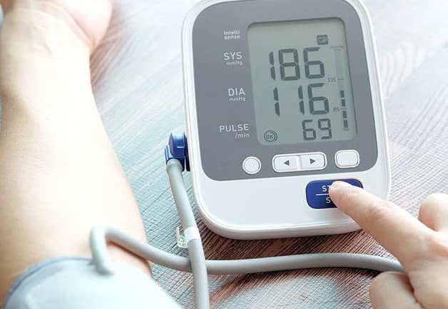 Huyết áp nếu tăng vượt 160mmHg thì cần được đưa đến cơ sở ý tế ngay