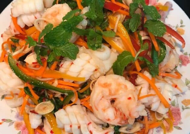 Sán lá gan kí sinh ở đâu? Thói quen ăn đồ sống, đồ tái là yếu tố nguy cơ gây ra bệnh sán lá gan ở người