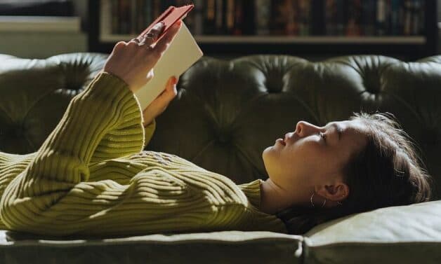 Trị chứng mất ngủ bằng việc đọc sách trước khi đi ngủ 
