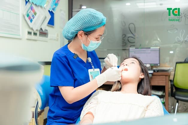 Không thể dùng dụng cụ lấy cao răng, bạn nên khám nha khoa định kỳ để loại bỏ cao răng đúng cách