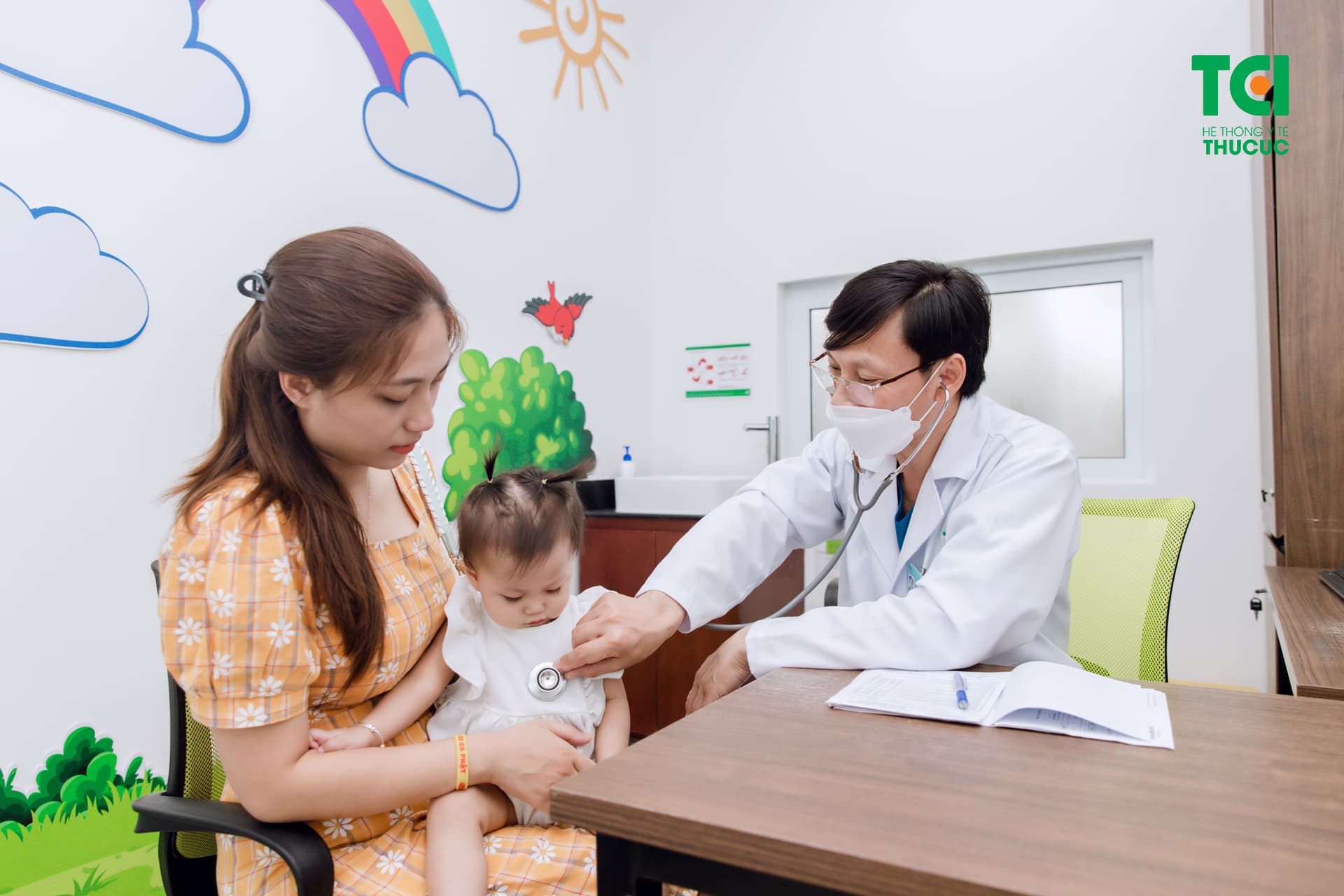 Bác sĩ Thu Cúc TCI thăm khám sức khỏe trước tiêm