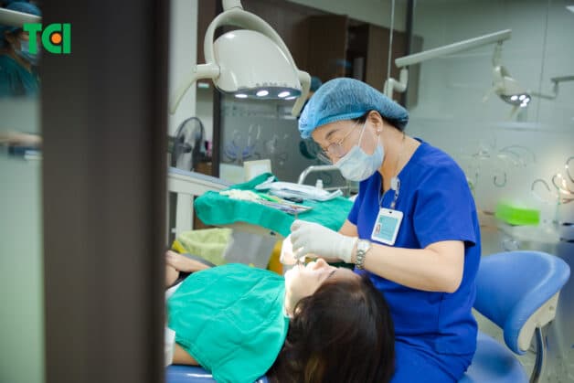 Tại phòng nha, chuyên gia sẽ thăm khám và xác định nguyên nhân cũng như chỉ định phương pháp điều trị hôi miệng phù hợp với bạn. 