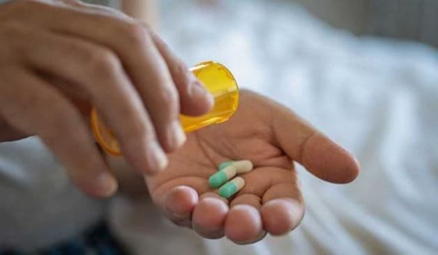 Uống kháng sinh kéo dài có thể là nguyên nhân gây nên chứng hôi miệng