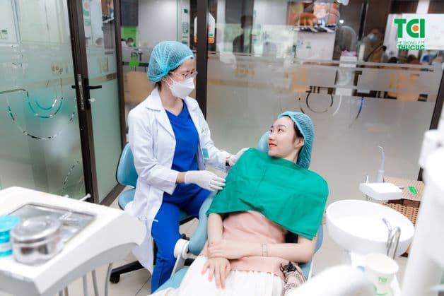 Duy trì khám và lấy cao răng định kì tại nha khoa để xử lý triệt để mảng bám cao răng