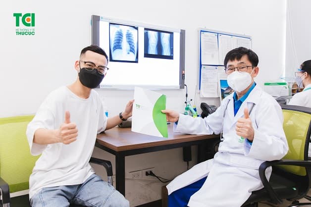 tư vấn với bác sĩ cách làm sạch cổ họng để phòng bệnh hô hấp