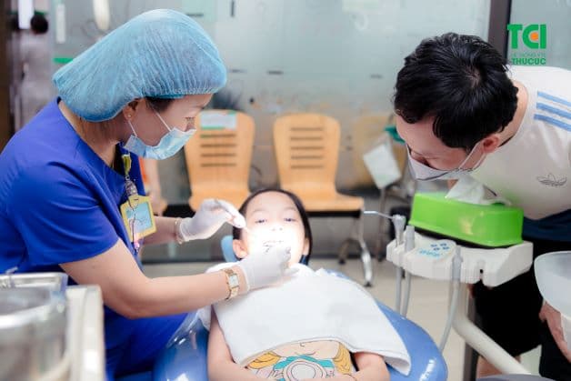 Cha mẹ cần theo dõi, kiểm tra răng cho con tại nha khoa thường xuyên