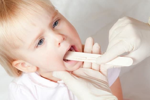 thăm khám khi trẻ bị hóc xương cá