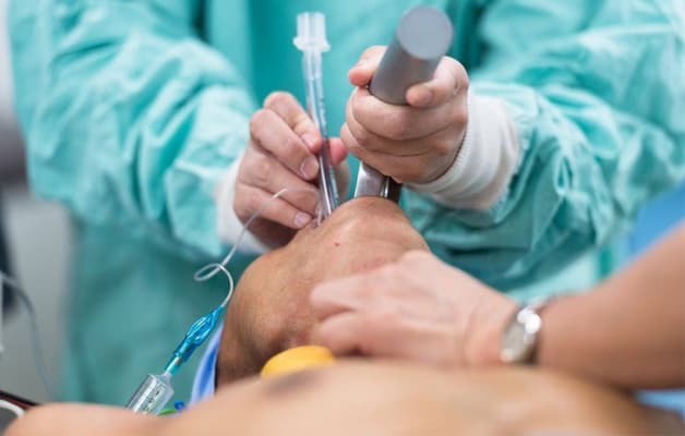 95% trường hợp phẫu thuật cắt bỏ khối u tuyến yên được bác sĩ thực hiện bằng đường xuyên xương bướm. 