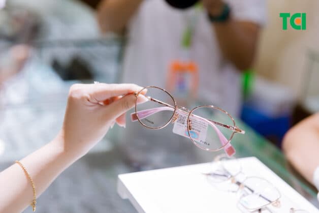 Nếu đeo kính cận thị đúng độ, người cận thị có thể cải thiện vấn đề này. 