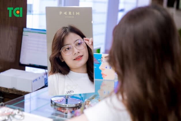 Những người có khuôn mặt vuông nên lựa chọn gọng kính hình bầu dục. 