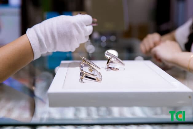 Ứng dụng của nó cực kỳ rộng rãi; trong đó có sản xuất tròng kính thuốc.