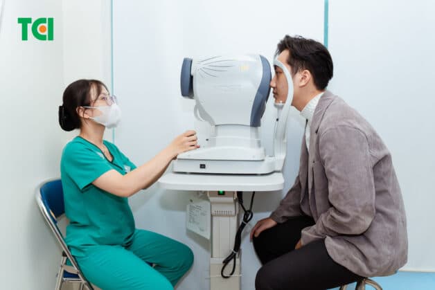 Khi nghi ngờ bản thân bị viễn thị, người bệnh nên nhanh chóng thăm khám với chuyên gia và cắt, đeo kính.