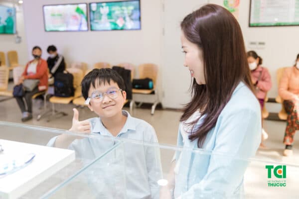 Nên đeo kính viễn khi bao nhiêu độ?