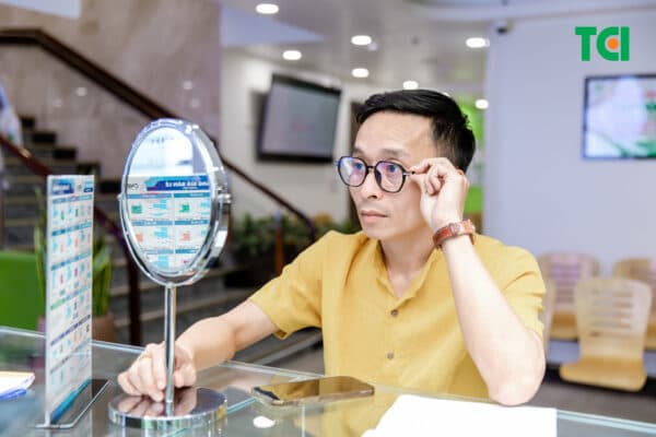 Kính viễn thị 2 tròng dành cho ai?
