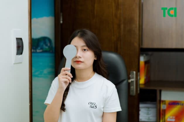 Khi có dấu hiệu viễn thị, người bệnh nên thăm khám, cắt và đeo kính ngay.