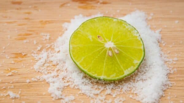 Làm sạch cao răng tại nhà với hỗn hợp muối chanh