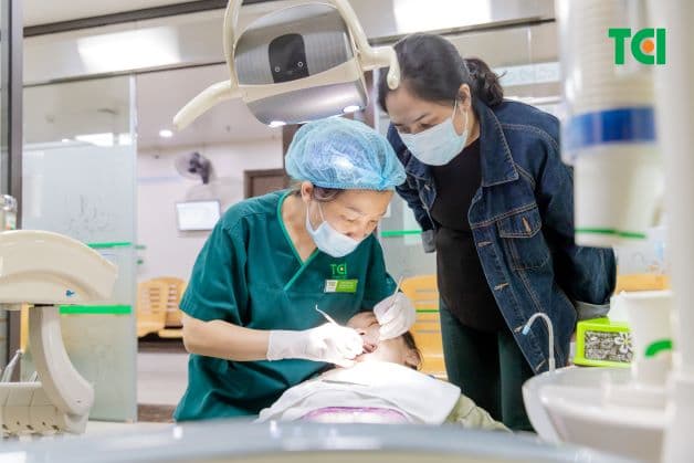 lấy cao răng bằng sóng siêu âm