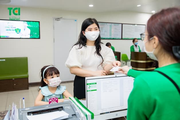 đưa trẻ đi khám Lấy dị vật trong mũi trẻ