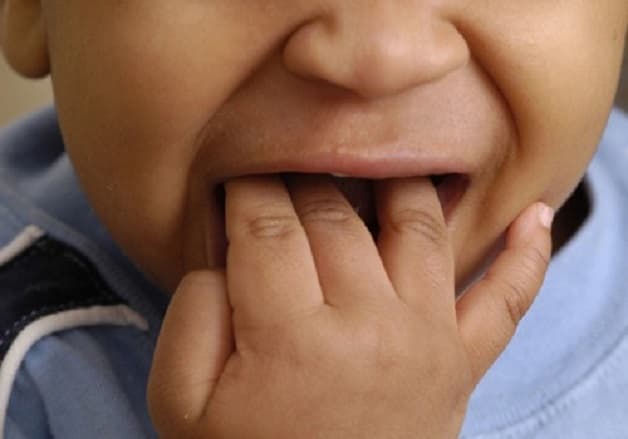 lấy xương cá khi bị hóc sai cách