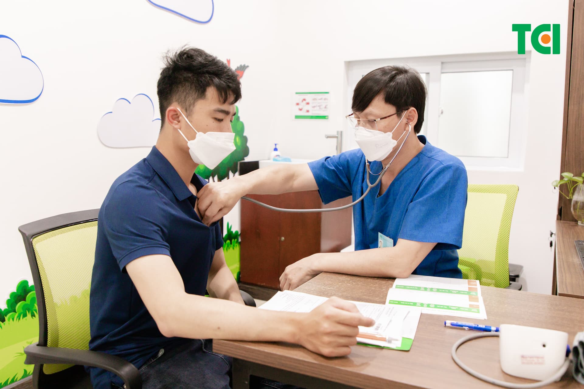 Sau tiêm nếu phát hiện các dấu hiệu sức khỏe bất thường, bạn nên đến ngay cơ sở tiêm chủng để kiểm tra