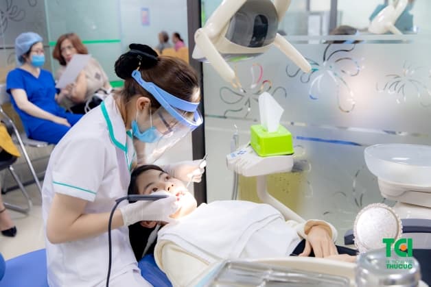 Thực hiện loại bỏ cao răng đơn giản tại nha khoa